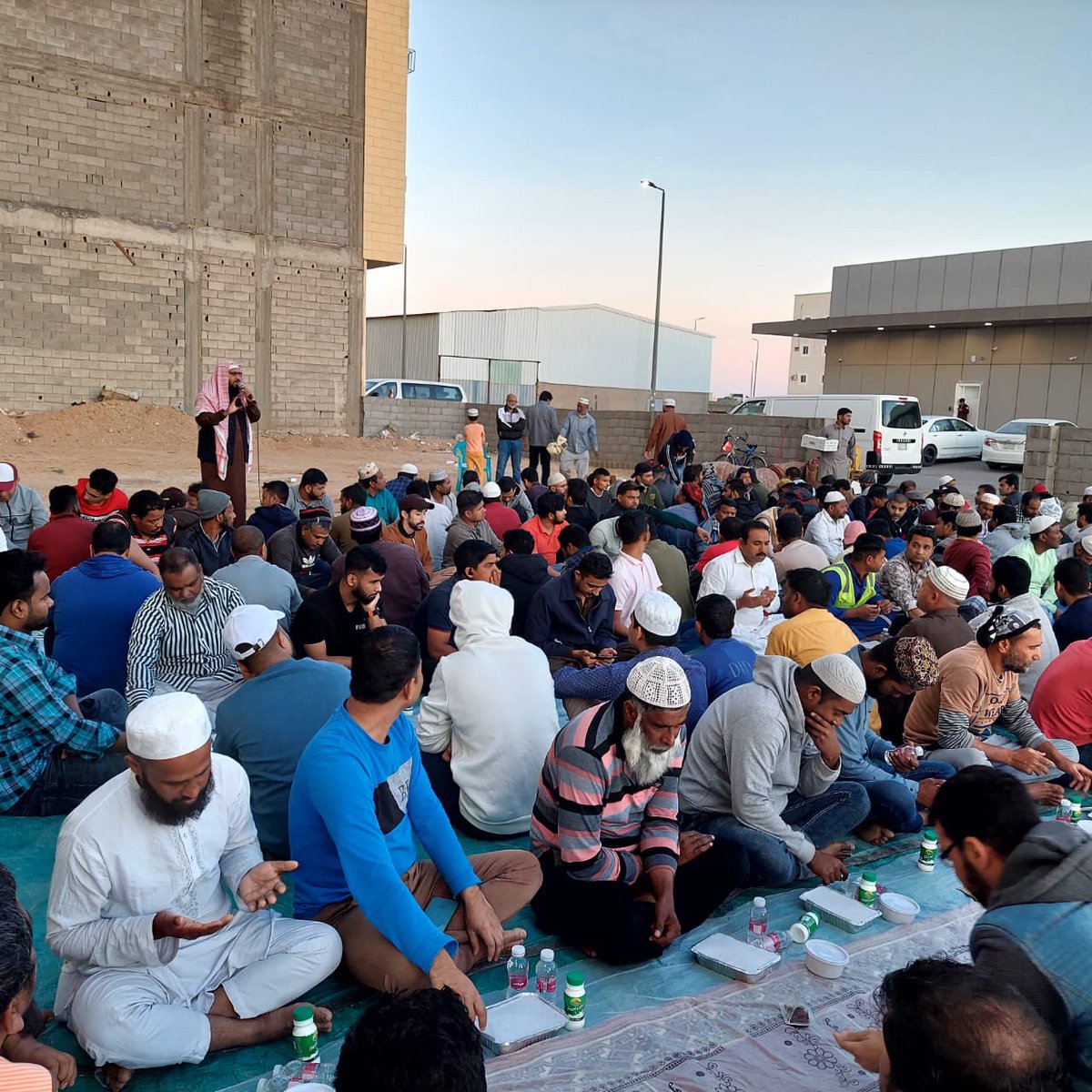 dawah2020sakaka's tweet photo. جانب من موقع الإفطار الرئيسي للجمعية

أفطر ١٨٠ شخصاً في يومه الحادي عشر✨

واعتنق الإسلام رجل من الجالية الهندية 
نسأل الله لنا وله الثبات 

بفضل ثم بدعمكم الكريم🌿
https://t.co/qFlvSRBuzK https://t.co/GiLZmotBAx