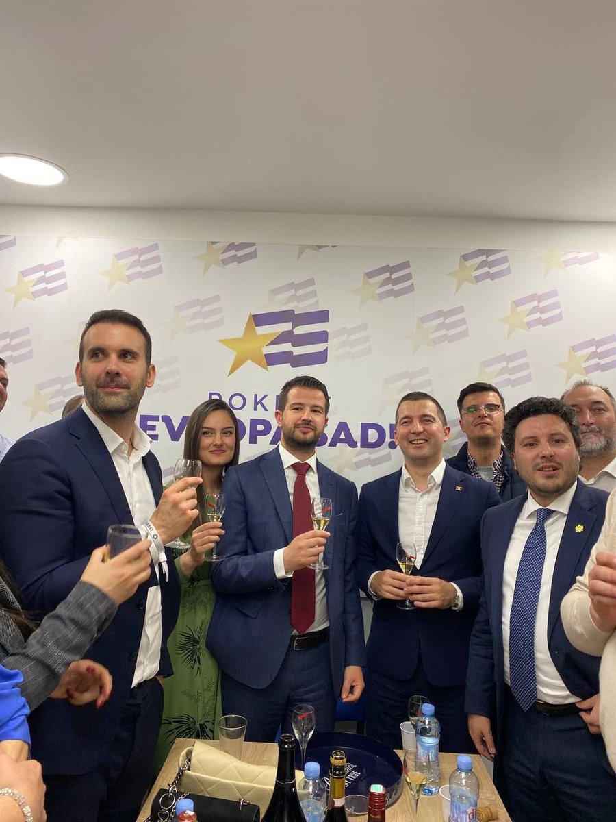 Rekli smo da ćemo uspjeti i uspjeli smo! Zajedno! Jakov Milatović biće predsjednik svih građana 🇲🇪 a seriju pobjeda nastavljamo i na parlamentarnim izborima!

Hvala građanima na povjerenju, i obećavamo da ćemo još napornije raditi na unapređenju životnog standarda svih građana.