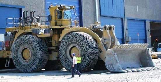 KCTHTX's tweet photo. This is a CAT994A.

 It burns about 1000 liters of fuel in 12 hours, moves about 250 tons of dirt to extract the materials needed to produce just ONE Tesla battery.

 To manufacture each battery, it is necessary to process:
 - 12 tons of brine for the lithium,
 - 15 tons of ore for cobalt
 - 3 tons of ore for nickel,
 - 12 tons of ore for copper
 And move 250 tons of the earth's crust.
 For just - one - battery, which comprises approximately:
 - 12 kg of lithium
 - 30 kg of nickel
 - 22 kg of manganese
 - 15 kg of cobalt
 - 100 kg of copper
 - 200 kg of aluminium, steel and plastic

 And people still believe in "zero emissions" when they drive their electric car...., 😂😂 and we haven't touched on "recycling".

 👉 It's going to be fine