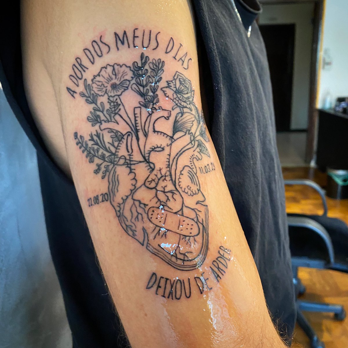 carlatattooemo's tweet photo. O @brunomascai pediu um desenho que representasse duas datas muito importantes pra ele: 22/08/20 quando ele entrou pra história ajudando a fazer a #quarentEMO GIGANTE, e 11/03/23 quando ele viu Paramore!
"A dor dos meus dias deixou de arder."
@lucasfresno @fresnorock https://t.co/mccJmqgOG0