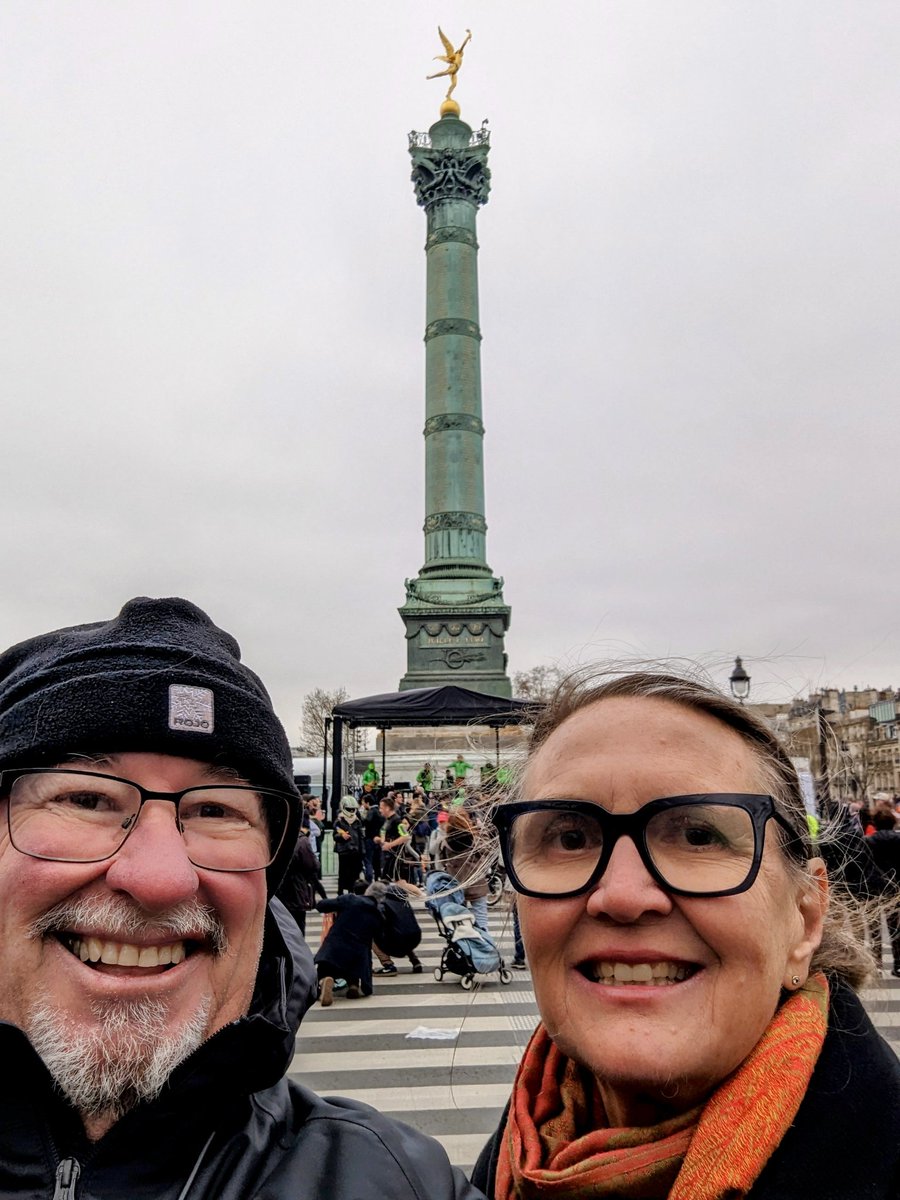 At the junction of the 8klm and 24 klm mark of the Paris Marathon. Unbelievable atmosphere from 50,000 extraordinary runners and thousands upon thousands of supporters  #endurance #legends #marathonrunners #Paris #ParisMarathon