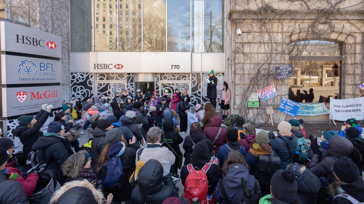 MeresAuFront's tweet photo. 🤩 100 personnes pour souligner 1 an de présence devant le bureau du PM @francoislegault ! Un énorme MERCI aux petits et grands qui étaient présents.
📣M. Legault ni était pas - nous avons fait preuve de créativité pour lui adresser quelques mots empreints d'ambition et d'espoir. https://t.co/FCE1zSK15C