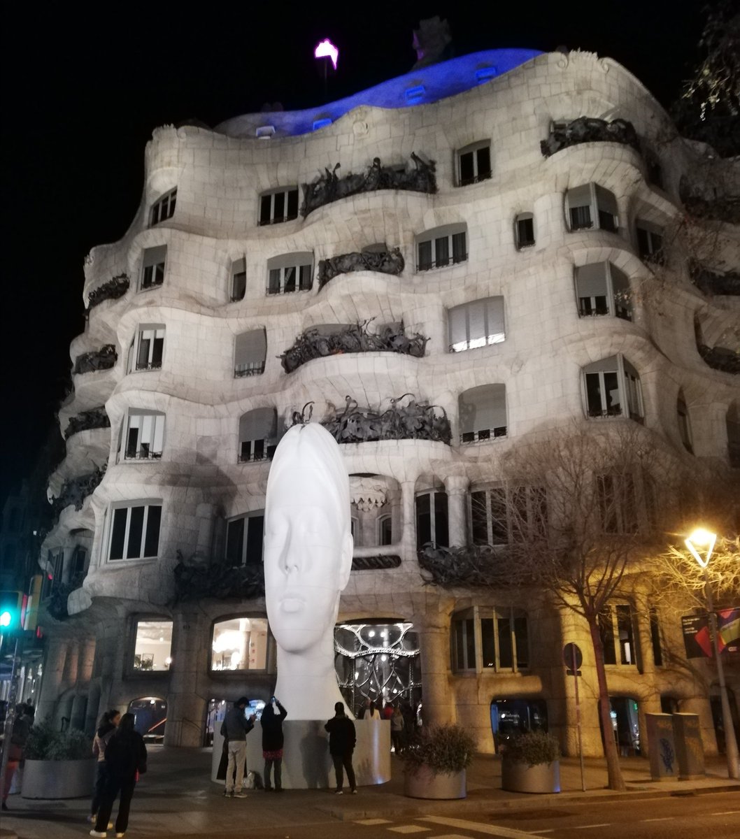 Quina maravella aquesta peça de #JaumePlensa davant @PedreraFundacio! Tant de dia com de nit l'impacte és increïble. Valdrà la pena passar per Passeig de Gràcia els mesos que s'hi mantingui.