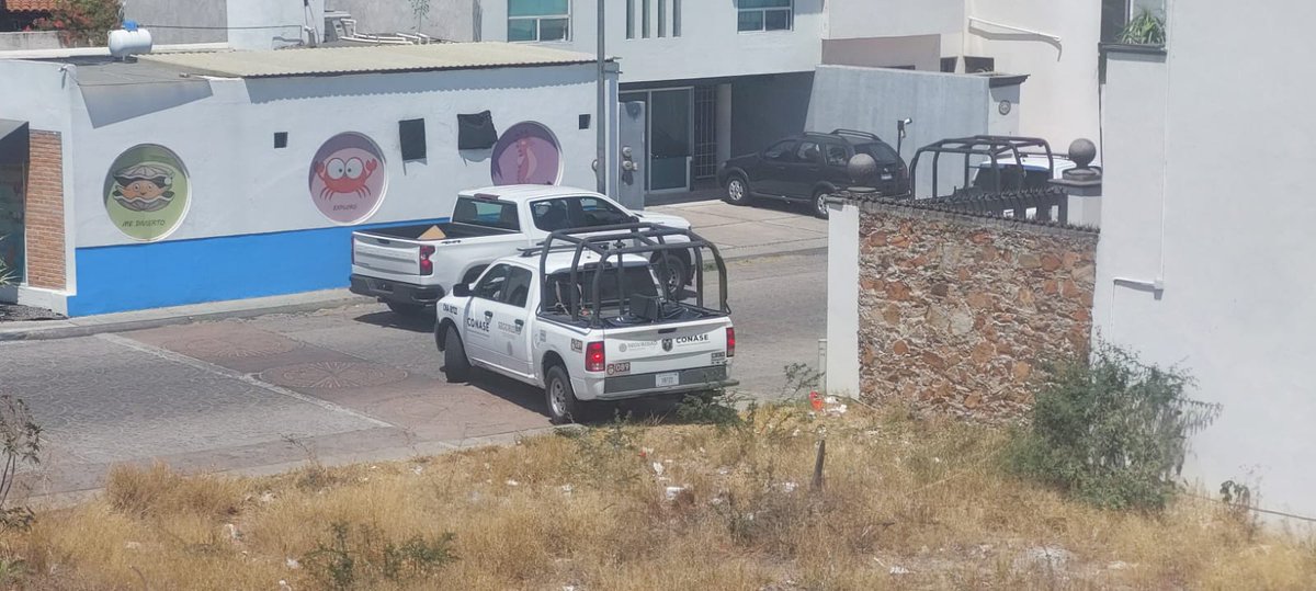 NOESISmx's tweet photo. #AlMomento | Efectivos de la @FGRMexico y la #cenase ejecutan cateo en casa de seguridad ubicada en Milenio III, #Querétaro. De acuerdo a primeros informes encuentran armamento al interior. Información en desarrollo. https://t.co/lZodzAUIUJ