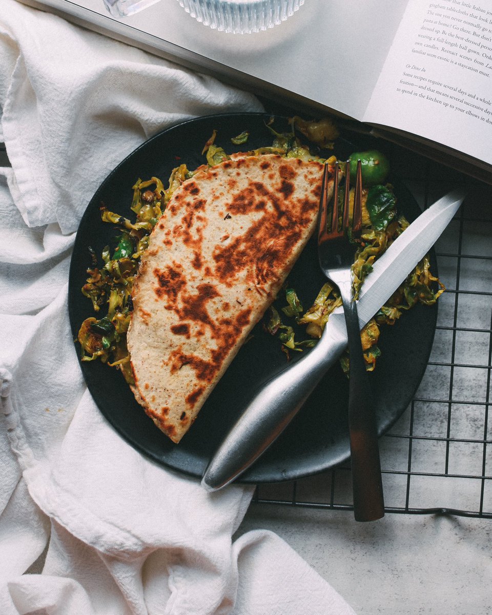 andyskitchn's tweet photo. Brussel Sprouts Quesadilla 🤤🤤🤤

#FoodBlog #Foodie #Chef #Quesadilla #MexicanFood #VSCO #Moody https://t.co/01l7kOlrLz