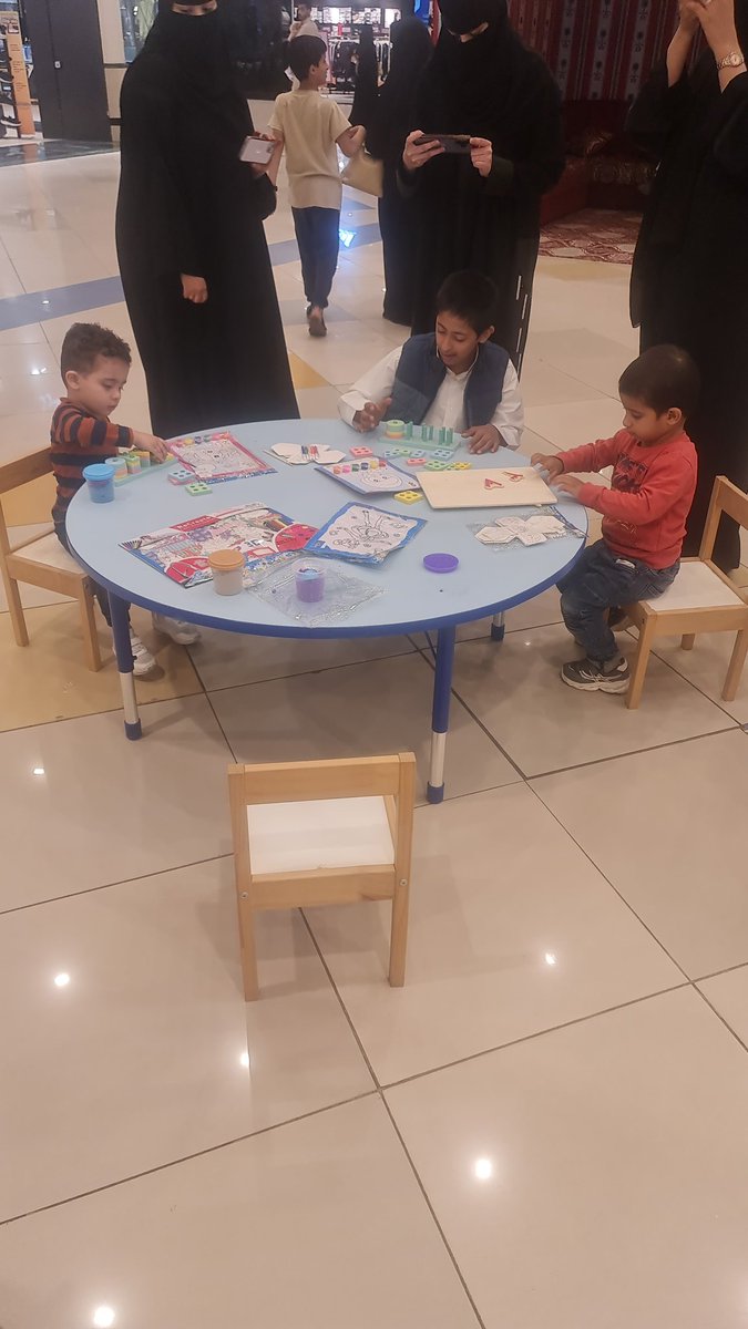 faisalhelale's tweet photo. ⁧#اليوم_العالمي_للتوحد٢٠٢٣⁩ 
#برنامج_نمو_وزارة_الصحة
- نمو الرياض (مستشفى اليمامه )
ضمن فعاليات التوعية باليوم العالمي للتوحد أقامت العيادة ركن توعوي و تثقيفي للزوار بالعثيم مول خريص بعد صلاة التراويح هذا اليوم  و ركن ترفيهي للأطفال https://t.co/vMpbDwgmbm