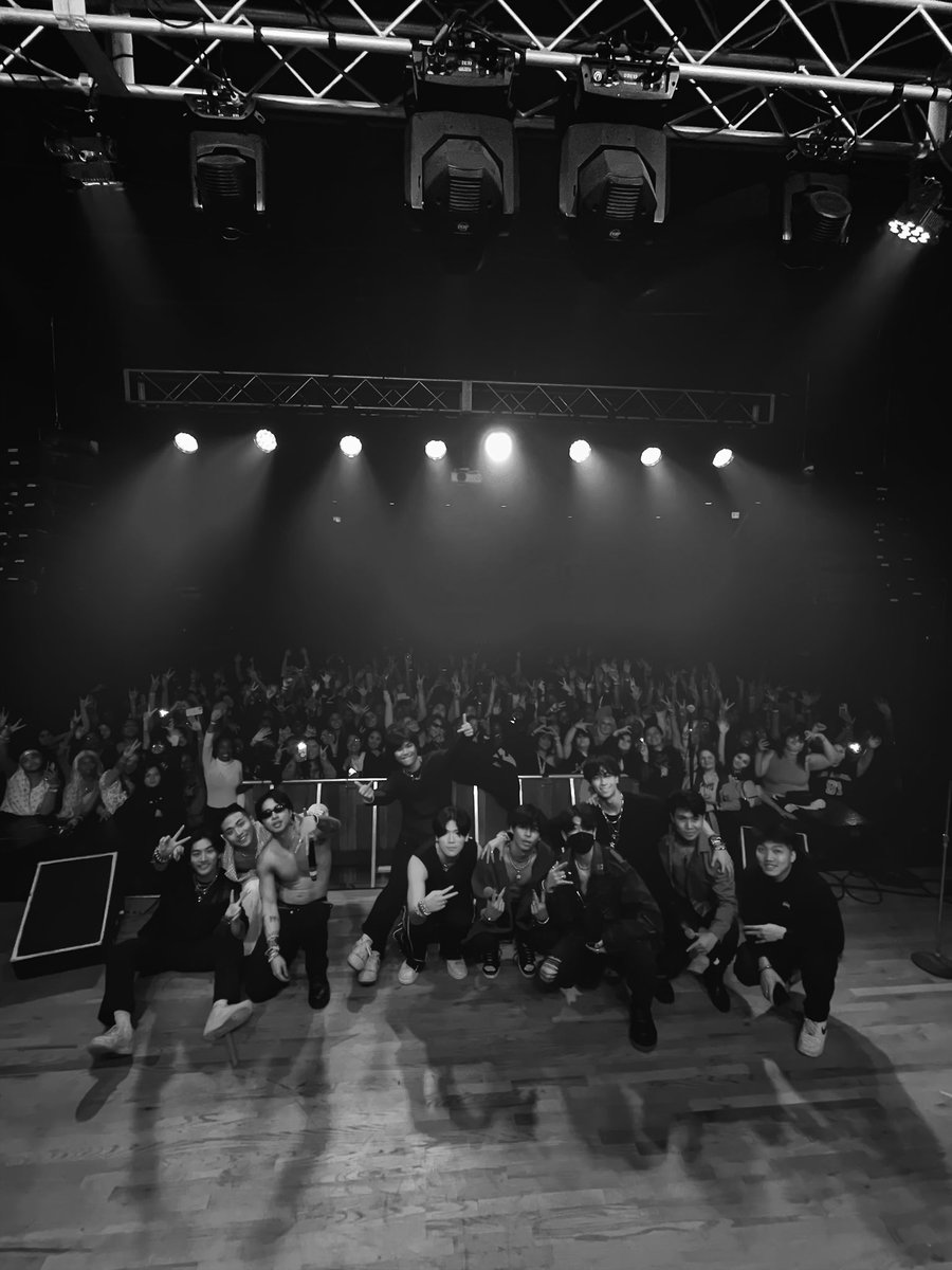 NorthStarBoys7's tweet photo. ATL HOE 🌟🖤 #NSBCONCERT https://t.co/QoG7KjWtUg