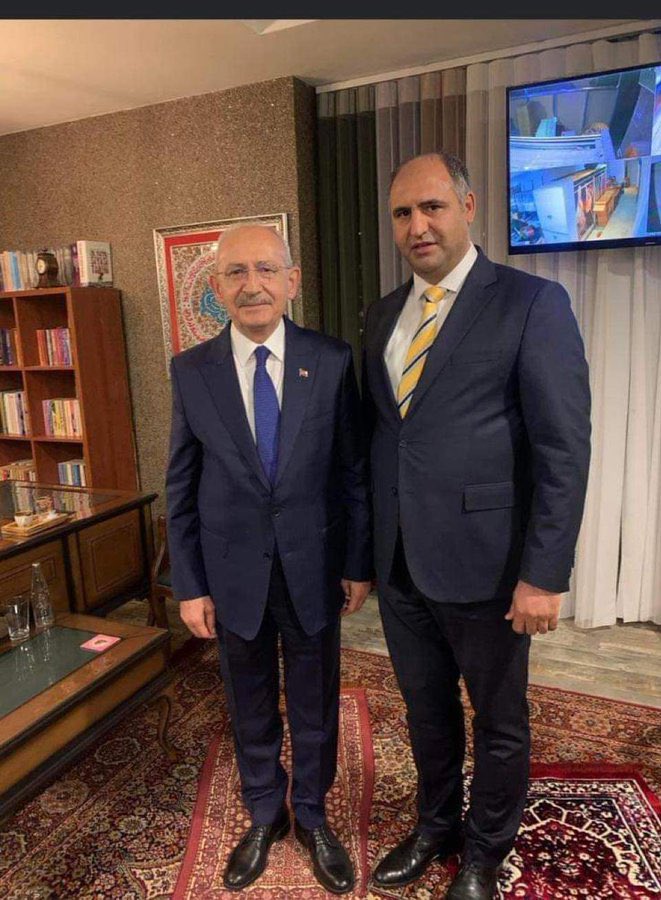 KILIÇDAROĞLU SENİ ARTIK ÖZÜR KURTARMAZ.

PEKİ BU FOTOĞRAF NE?

BU FOTOĞRAFA DA KAZA DİYEMEZSİN?

SEN BU İŞİ KASITLI YAPTIN.
KENDİ KİTLENE MESAJ VERMEK İSTEDİN.
DEDİN Kİ “Siz benim müslümanlara verdiğim mesajları boşverin. Ben onların kutsalları dolaylı yoldan böyle aşağılarım..”