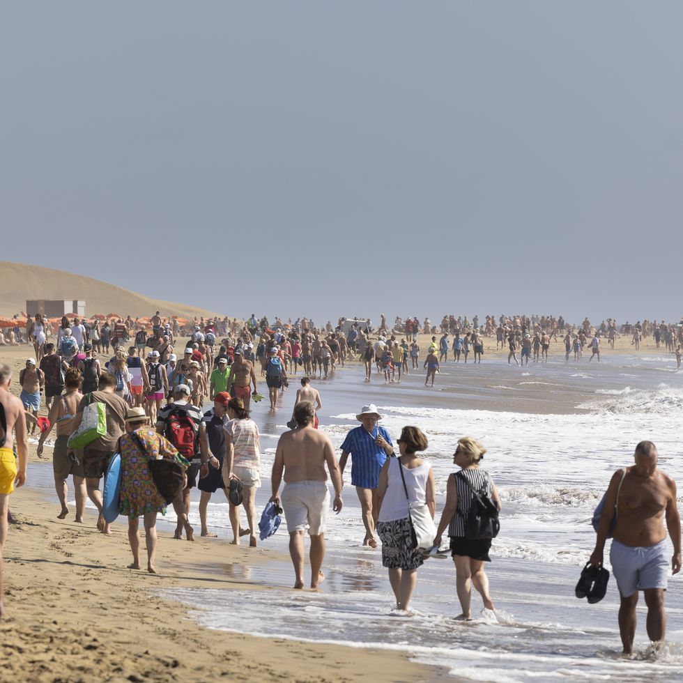 El turismo de masas solo deja Canarias con problemas ambientales, pobreza, costos más altos de vivienda y gastos de manutención, salarios bajos y todas las ganancias se van a empresas extranjeras que no invierten en las islas. Es completamente insostenible y explotará pronto.