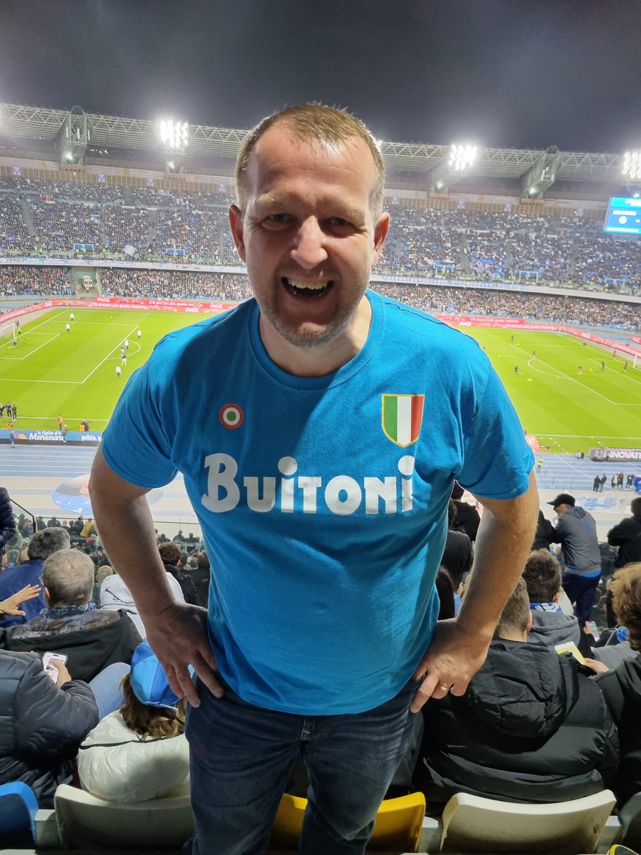thorbola's tweet photo. Mér verður líklega ekki aftur boðið á leik hjá Napoli..... #skellur #napolivsmilan https://t.co/KLYYq7SLJ0