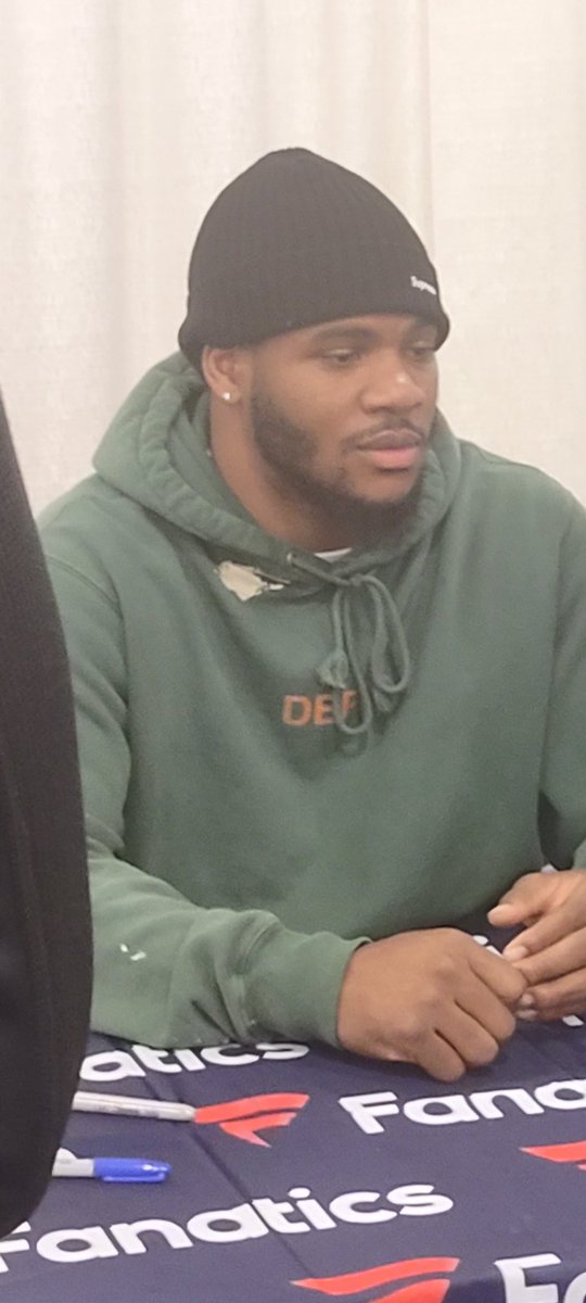 DenBullies's tweet photo. My son was so disappointed in @MicahhParsons11 yesterday. Expected at least a friendly hello but he was in such a rush to get his signing done and get out.  I thought he was a humble man but was all about signing and getting paid. #disappointed. https://t.co/0bQtlLIqCx