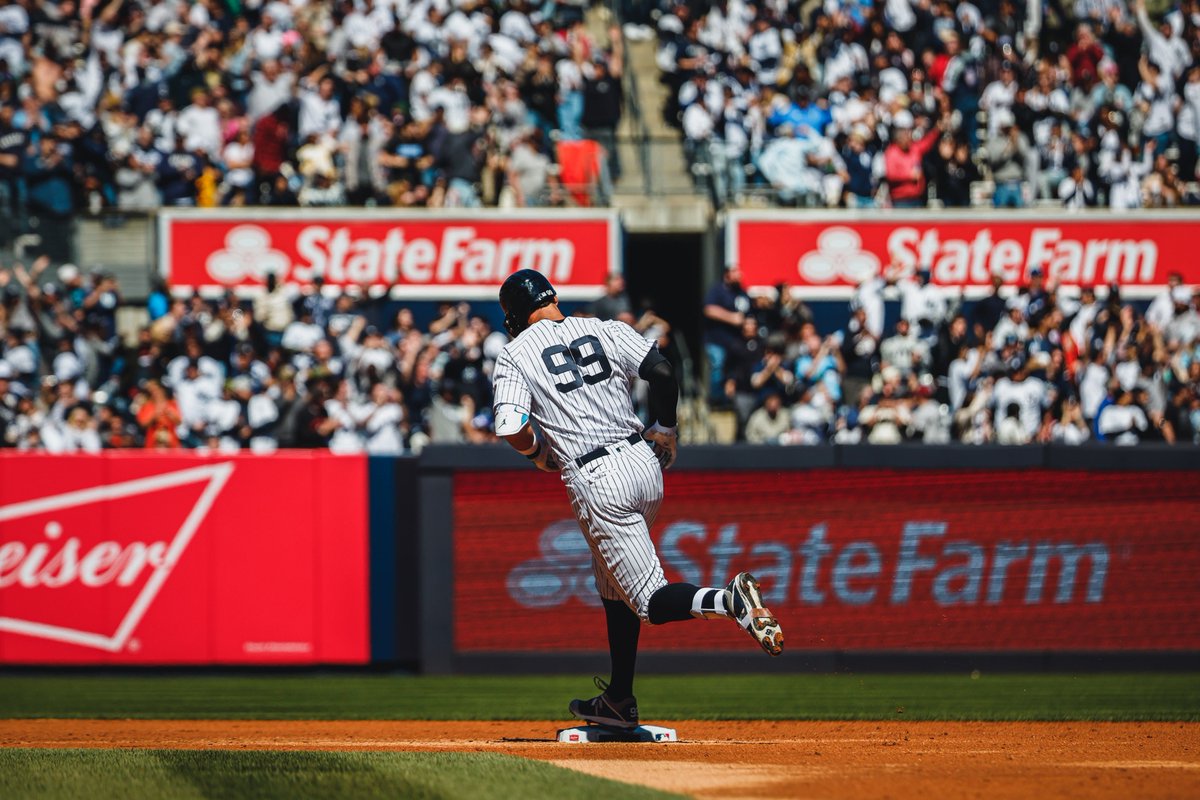 Yankees's tweet photo. Sunday Sluggers 💪 https://t.co/mzPyN9690D