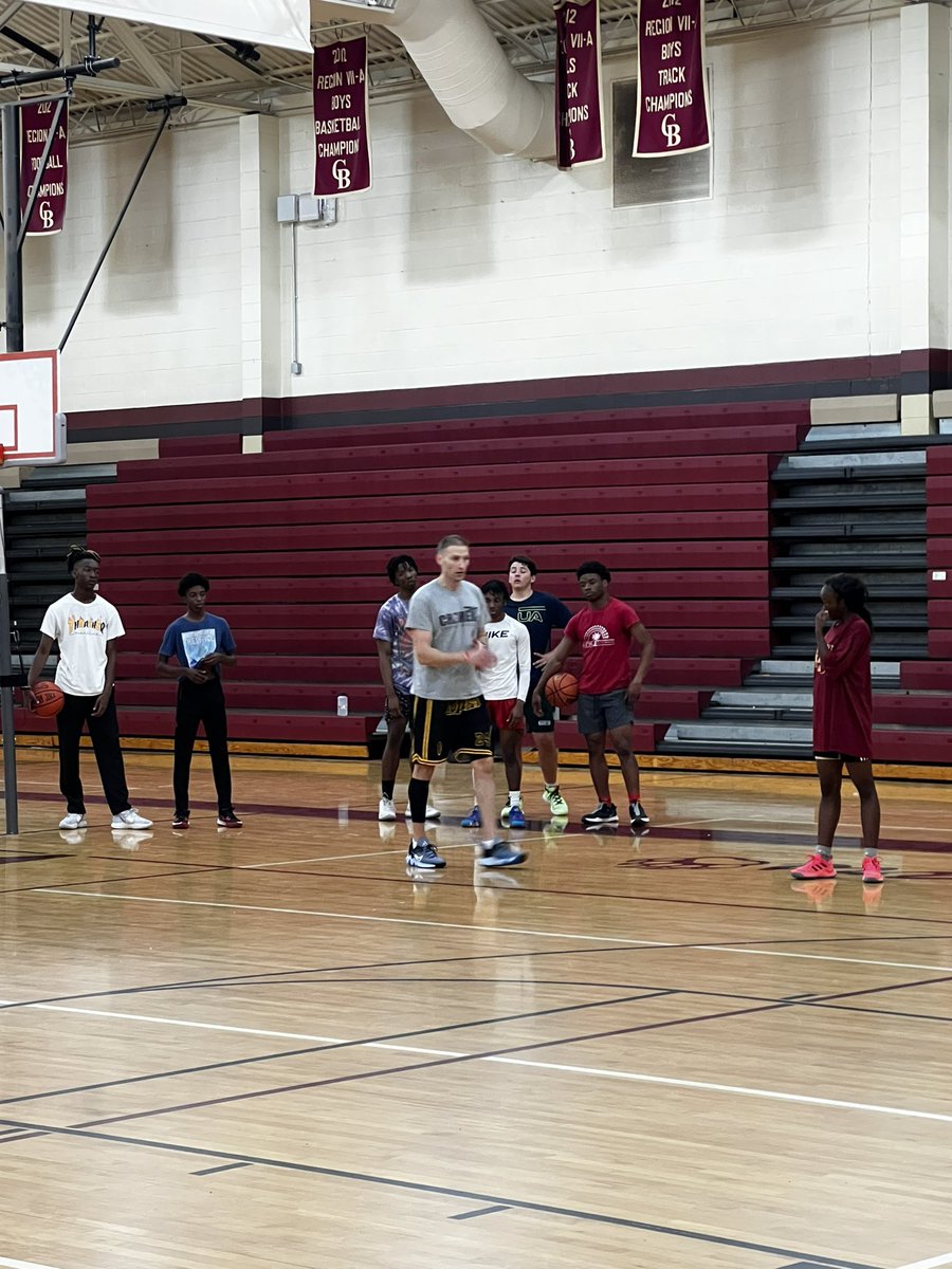 Jeff_Mezzatesta's tweet photo. Thanks @cramerbball Steve Cramer for an amazing Cramer Basketball Skills and Drills Session with the Bears today!
#TodayWeWork https://t.co/XlVH4jyuvb