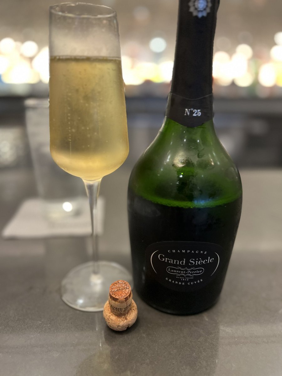 kenpankiewicz's tweet photo. Nice pre-flight snacks in AA First Dining at Dallas. Then off to London tonight with American. This is always a treat 🌎✈️ #AvGeek #travelblogger https://t.co/XVc4KlMyBh