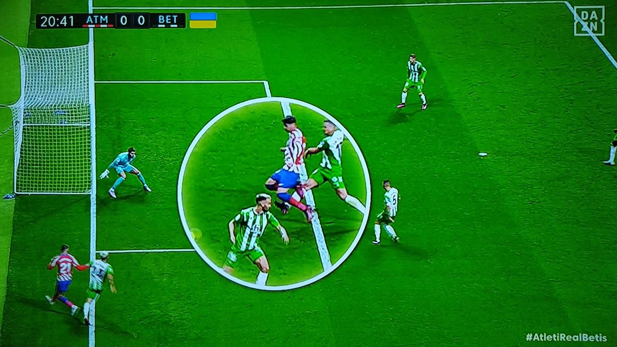ArchivoVAR's tweet photo. 📺 El VAR se tragó un penalti de Luiz Felipe sobre Morata.

El central del Real Betis pega una patada al delantero sin balón de por medio y con la única intención de impedir su remate.

Mateu Lahoz, en el VAR, dejó pasar la acción como acostumbra a hacer desde el VAR. ❌ https://t.co/wYbf5uuNRd