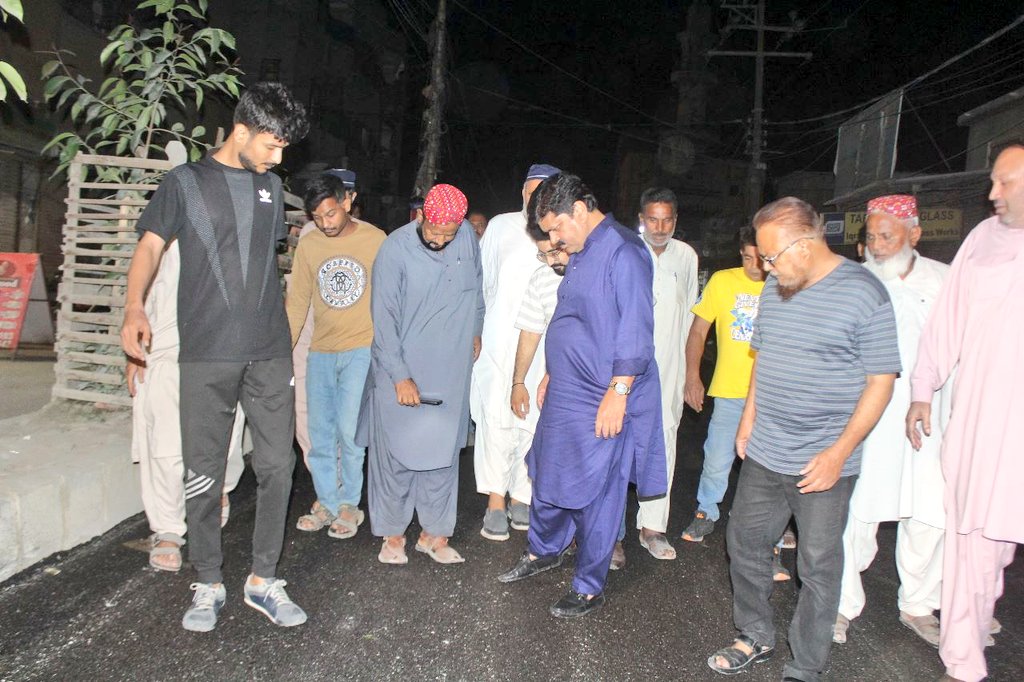 ShkMQM's tweet photo. ڈسٹرکٹ ایسٹ ایڈمنسٹریٹر شکیل احمد بھائ کی کاوشوں سے محمودآباد ٹاؤن Uc2 منظور کالونی میں ترقیاتی کام جاری ہے اور کاموں کا جائزہ لینے کے لیے محمودآباد کا وزٹ کیا انکے ہمراہ رابطہ کمیٹی رکن ارشاد ظفیر بھائ،محمودآباد ٹاؤن و یوسی ذمہ داران بھی موجود ہیں
#DmcEast https://t.co/7jiHOdrZ4E