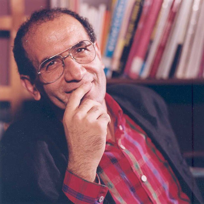 mansurehhossai2's tweet photo. «به پزشک قانونی رفتم،خودش بود.پدرم. رد طناب بر گردنش و شکستگی قفسه سینه. در ماشینی که سوارش کرده بودند روی سینه‌اش نشسته بودند و طناب‌کش‌اش کرده بودند.قفسه سینه‌اش شکسته بود.پدرم را پشت کارخانه سیمان در شهر ری انداخته بودند.»
*روایت قتل محمد مختاری از زبان پسرش، سیاوش https://t.co/xHP605Lrko