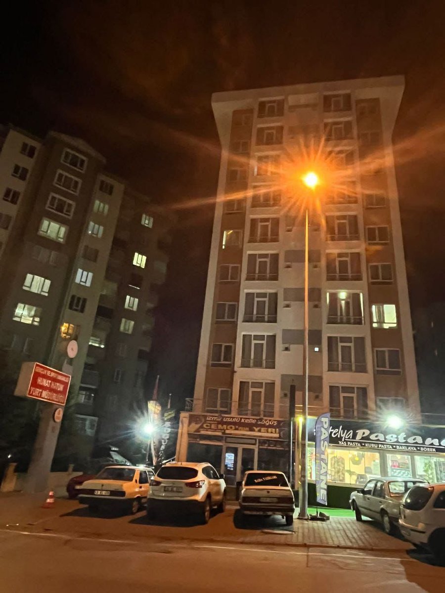 evsizyurtsuz38's tweet photo. Yurtlar boşken ve üniversiteler halen açılmıyor. Online eğitim istemiyoruz. Yüzyüze eğitim başlamalı ve bütün imkanlar sağlanmalı. Eğitim hakkımızdan vazgeçmiyoruz! #eruehibritistiyor https://t.co/P9O5YR1ihQ