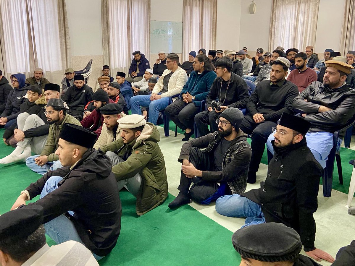 Bei einem Real Talk in der Bashier Moschee in Bensheim haben sich zahlreiche Khuddam aus der Region Südwesthessen versammelt, um gemeinsam mit Sadr Sahib MKAD über das Thema 'Ehe und Eheleben' zu sprechen.