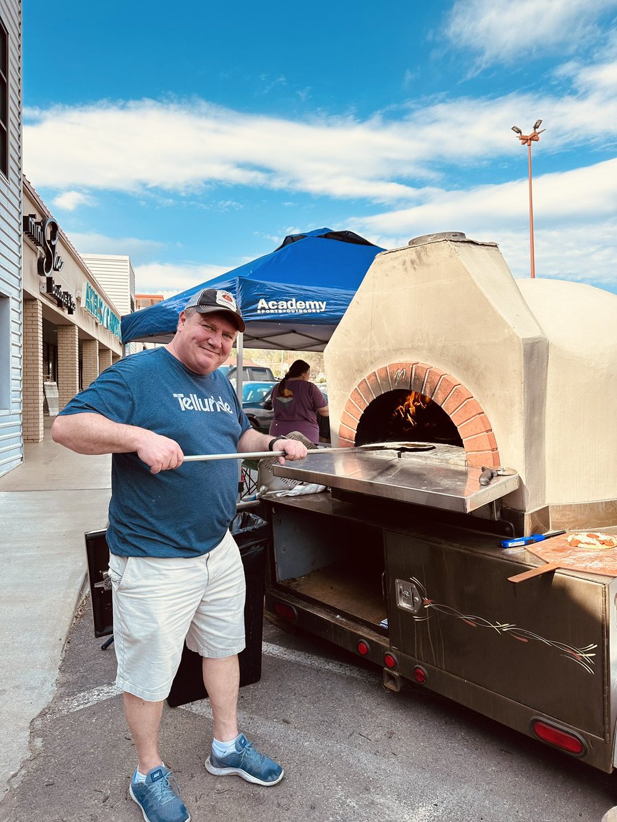 AECCMarine's tweet photo. NEED FOOD? 
Owner of Sauced Bar &amp; Oven, Kevin Case, is giving away boxed lunches &amp; pizza to tornado victims and volunteers/first responders from now until 6 pm! (Close to Walnut Valley neighborhood) 11121 N Rodney Parham Rd. in Little Rock. #arnews #arwx @KATVNews @kendallcase10 https://t.co/bvAJc0npjU