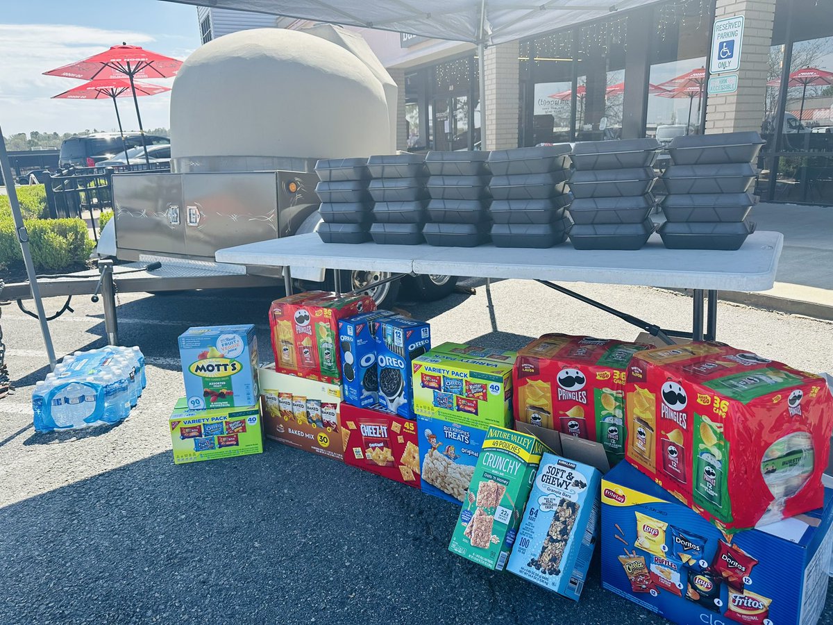 AECCMarine's tweet photo. NEED FOOD? 
Owner of Sauced Bar &amp; Oven, Kevin Case, is giving away boxed lunches &amp; pizza to tornado victims and volunteers/first responders from now until 6 pm! (Close to Walnut Valley neighborhood) 11121 N Rodney Parham Rd. in Little Rock. #arnews #arwx @KATVNews @kendallcase10 https://t.co/bvAJc0npjU