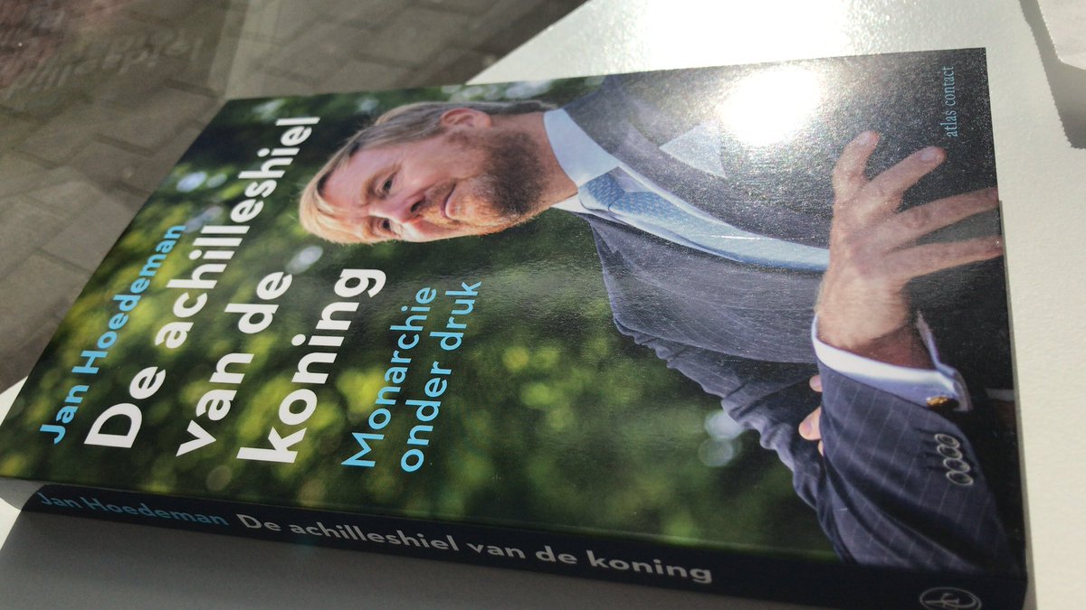 Zonnige leesdag vandaag: leerzame recente boek van <a href="/JanHoedeman/">Jan Hoedeman</a> uitgelezen; kijk in de keuken van het ‘moderne #koningschap’ (bijna 10 jaren nu) van ZMK. Op den duur lijkt scheidslijn tussen ‘ambt’ en privésfeer niet meer houdbaar, wordt ook té kwetsbaar voor min.verantwrdheid…