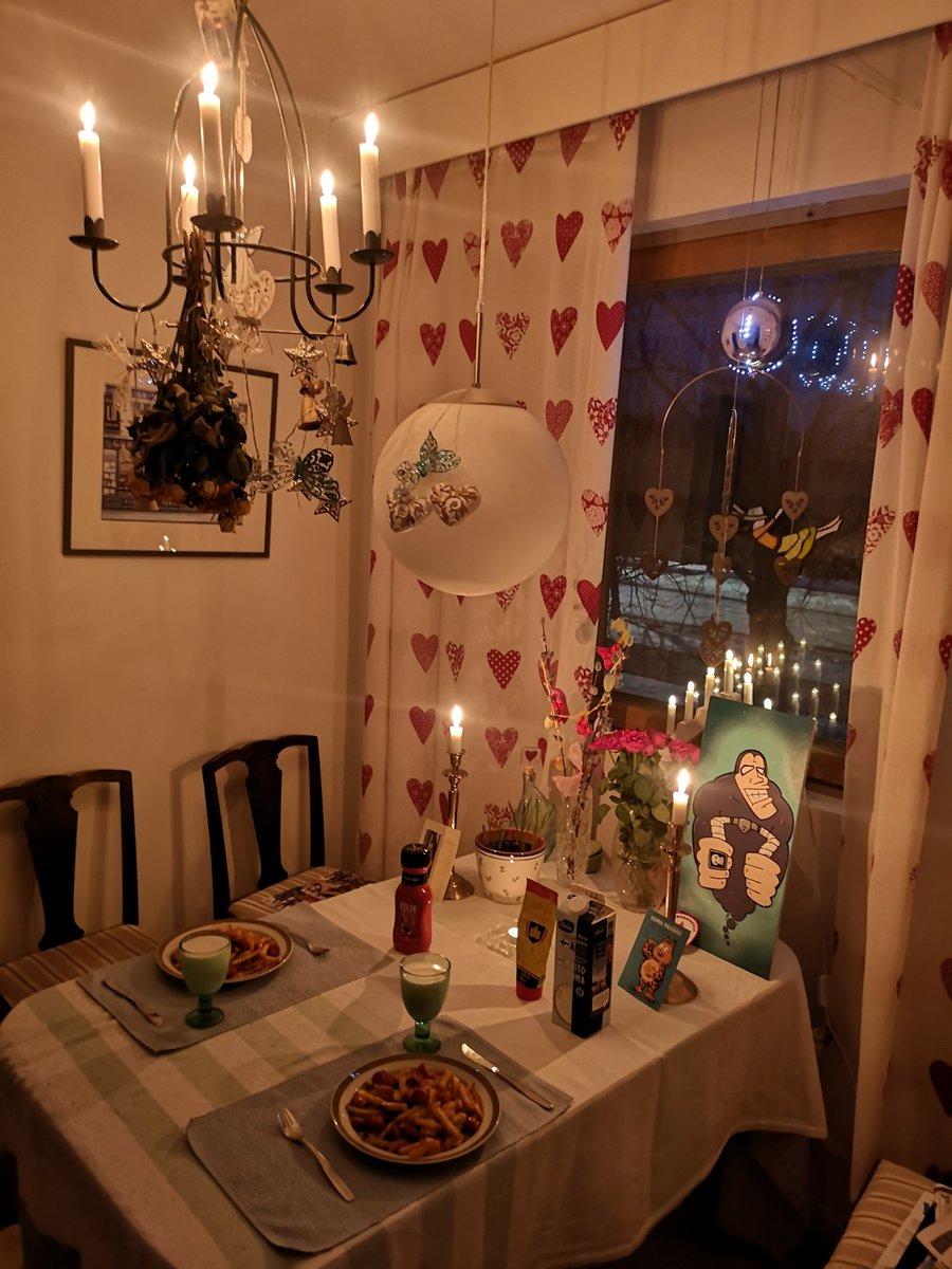 JuhaTenhonen's tweet photo. Miuhu iski horkka lenkin jälkeen ja oli pakko vetästä huppari päälle.
Vaalitulosillan #äijäillallinen #makkaraperunat #mape #hk #popsi #grillinakki #punalappusii #mummon #ranskalaiset #ranut #valio #maito #felix #ketchup #mustapippuri #turunsinappi https://t.co/bgjLJmFo4o