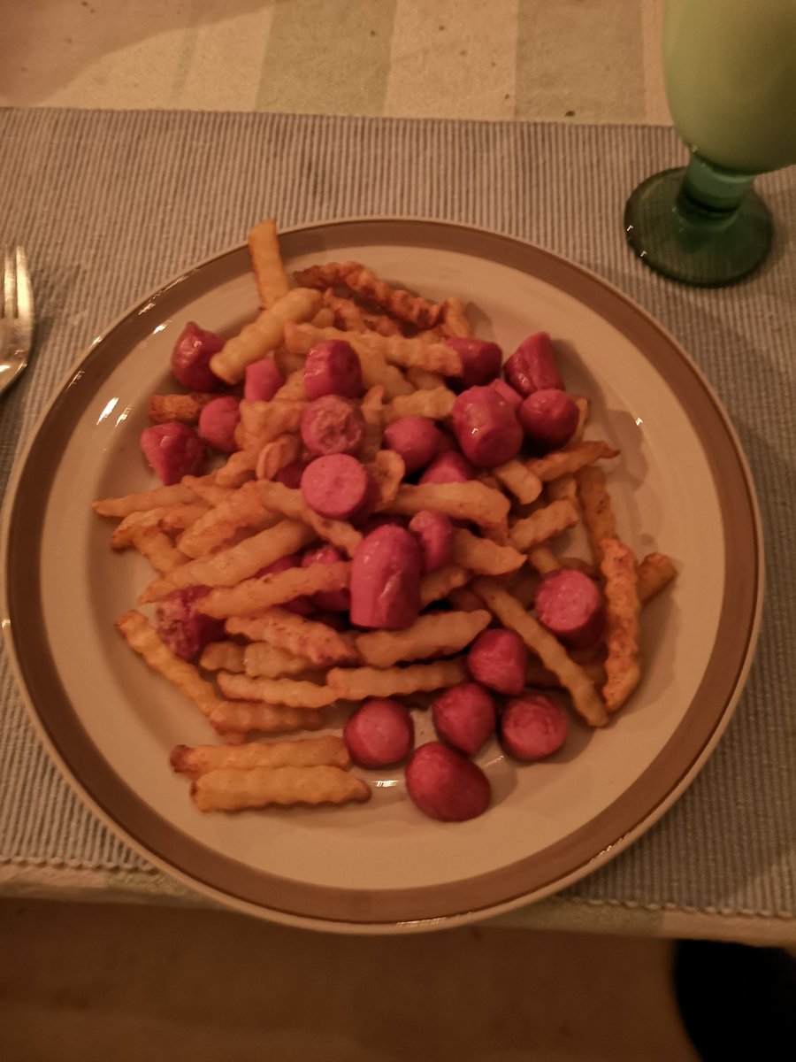 JuhaTenhonen's tweet photo. Miuhu iski horkka lenkin jälkeen ja oli pakko vetästä huppari päälle.
Vaalitulosillan #äijäillallinen #makkaraperunat #mape #hk #popsi #grillinakki #punalappusii #mummon #ranskalaiset #ranut #valio #maito #felix #ketchup #mustapippuri #turunsinappi https://t.co/bgjLJmFo4o