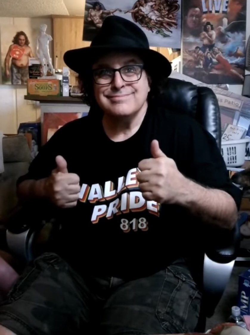 Perry Caravello Live on Twitter "Who has two thumbs, a fedora, is in a