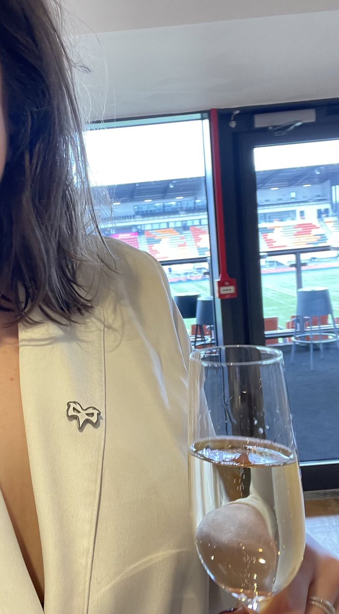 FfionHD's tweet photo. Thank you @ChapelDownWines and @Saracens for hosting. I’m still in awe of the art and memorabilia I got to see. Lovely food and servers were especially wonderful! #SARvOSP #grateful #HeinekenChampionsCup #rugbyfamily https://t.co/Q7oyXnj8Oo
