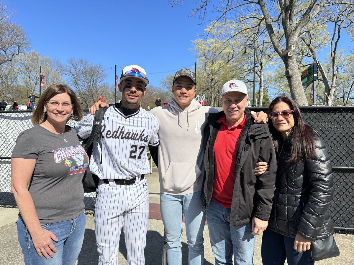 KimHope64's tweet photo. Thanks for the photo op ⁦@Carlos1399A⁩. It was great meeting your family. I’m proud to be repping the DR for you and them 🇩🇴 https://t.co/6M4gEzMPkL