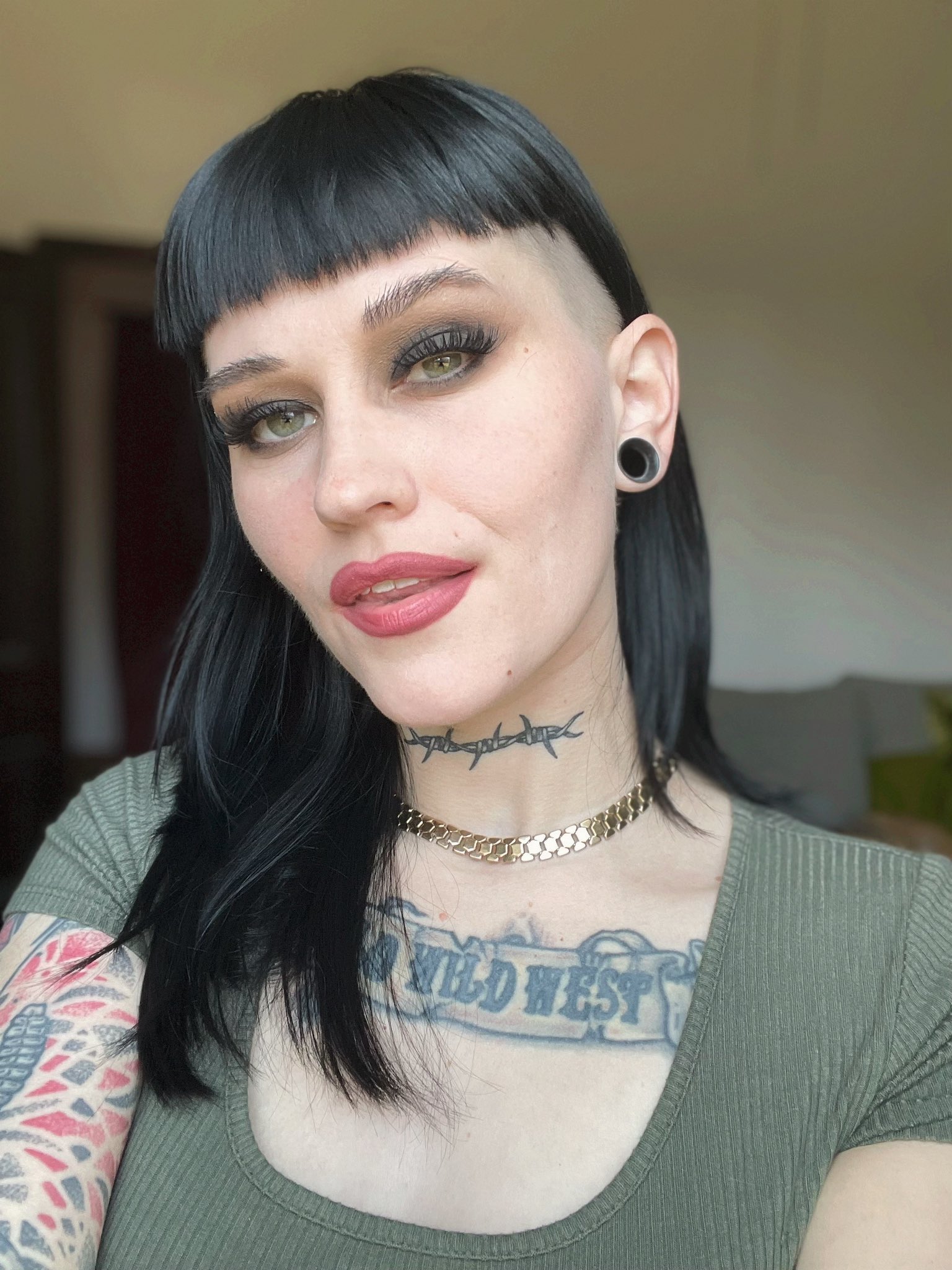 TW Pornstars - 1 pic. Ms_Nacke📍XBIZ Miami. Twitter. xoxo. 9:25 PM - 2