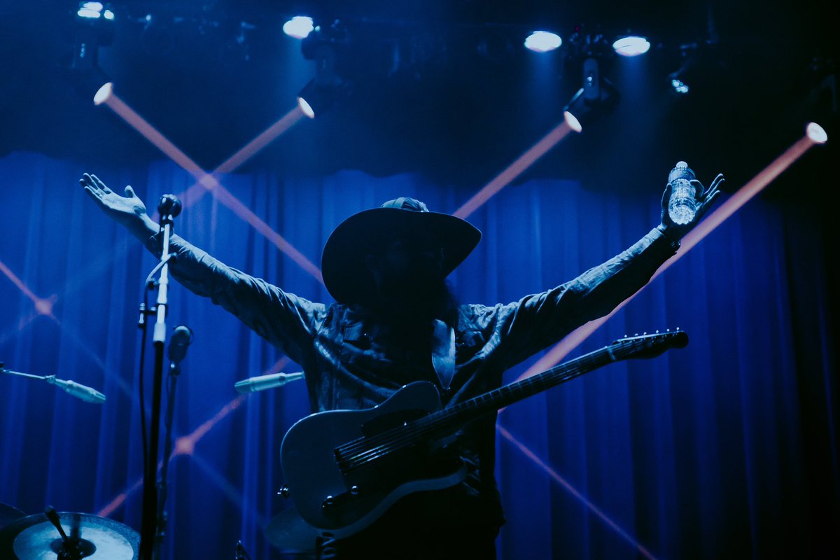 49winchester's tweet image. Night 2 at the @ParamountTN!
Bristol TN 👑 4.1.2023

Thanks to all our hometown friends, family and fans who came out to make this a special weekend on State Street!

📸: Ashli Jaden Photo

#SOLDOUT #RoundTwo 🏁