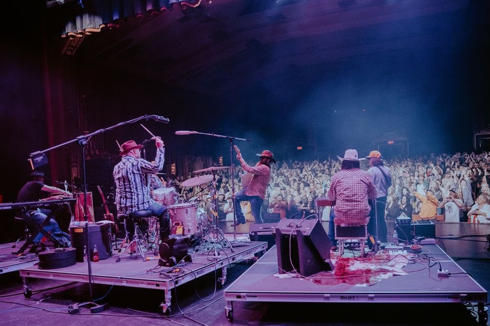 49winchester's tweet image. Night 2 at the @ParamountTN!
Bristol TN 👑 4.1.2023

Thanks to all our hometown friends, family and fans who came out to make this a special weekend on State Street!

📸: Ashli Jaden Photo

#SOLDOUT #RoundTwo 🏁