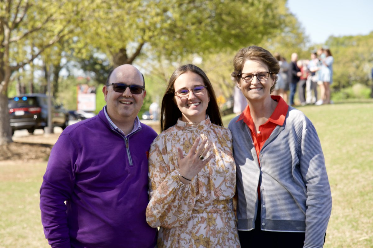 jefflipack's tweet photo. Big day for @alexisthomthom!! #ClemsonRing https://t.co/4RqbVaPHHu