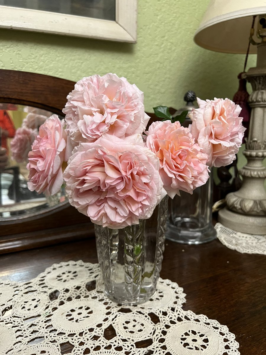 Sharrieboberry's tweet photo. A fresh bouquet before it rains! Thunderstorm warning in the area. Time to bring in ‘Abraham Darby.’ #DavidAustinroses #roses #garden https://t.co/JOYVtbLIgb
