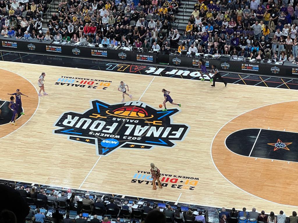 DrKimSimon's tweet photo. The refs calling everything in this game EXECPT Mulkey’s constant antics on the court  #WFinalFour https://t.co/AcjcxhtYkP