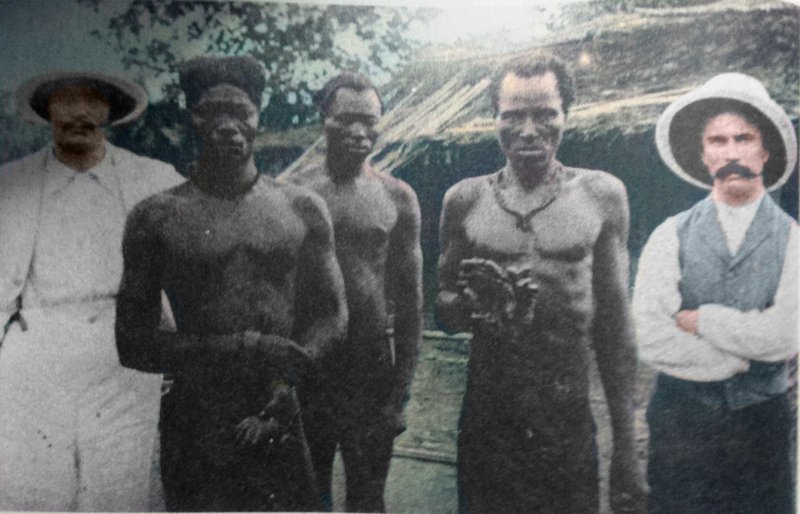 DaniMayakovski's tweet photo. Durante la ocupación del Congo del rey belga Leopoldo II como colonia personal, se estableció un esclavismo de 24 horas en las minas donde se explotaba hasta la muerte a los esclavos.

Si los congoleños (incluido niños) se negaban a trabajar hasta reventar para el monarca, les ataban a un arbol y les mutilaban las manos sin anestesia.

El genocida rey belga Leopoldo II exterminó a 10 millones de personas en solo 23 años, pasando el Congo de tener una población de 20 millones, a tener 10 millones.

Son masacres imperialistas de Occidente que no publicita a diario la "prensa libre" ni hablan de "trillones de muertos del capitalismo".