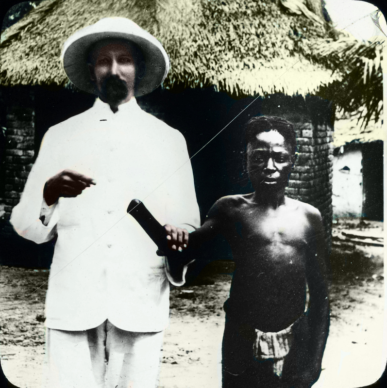 DaniMayakovski's tweet photo. Durante la ocupación del Congo del rey belga Leopoldo II como colonia personal, se estableció un esclavismo de 24 horas en las minas donde se explotaba hasta la muerte a los esclavos.

Si los congoleños (incluido niños) se negaban a trabajar hasta reventar para el monarca, les ataban a un arbol y les mutilaban las manos sin anestesia.

El genocida rey belga Leopoldo II exterminó a 10 millones de personas en solo 23 años, pasando el Congo de tener una población de 20 millones, a tener 10 millones.

Son masacres imperialistas de Occidente que no publicita a diario la "prensa libre" ni hablan de "trillones de muertos del capitalismo".