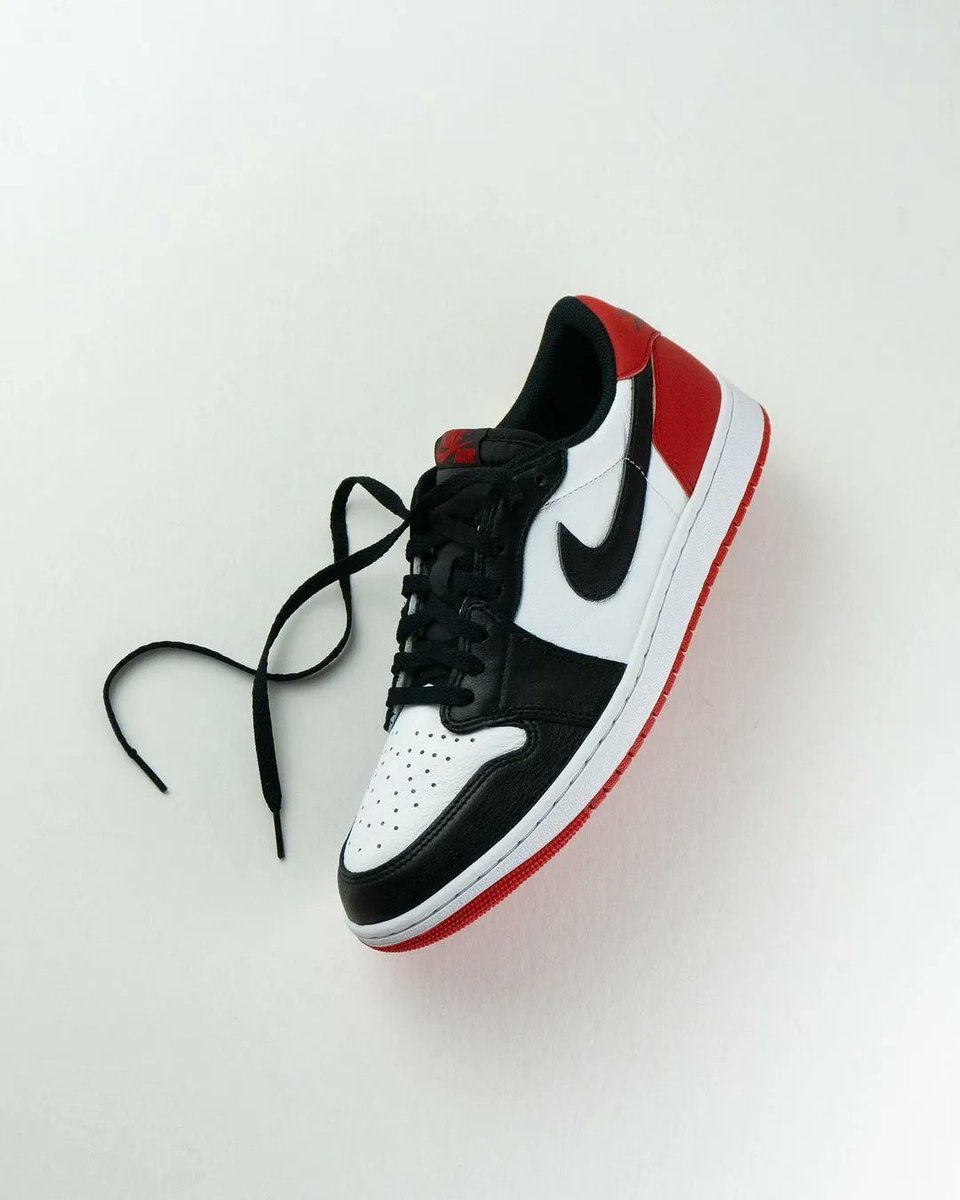 KicksFinder's tweet photo. CLOSER LOOK: Air Jordan 1 Retro Low OG "Black Toe" 🔴⚫️

📝 CZ0790-106 (MENS)
🗓️ July 28th
💰 $140 USD
📸 IG: sameoldsneakers https://t.co/soZPRXPzeE