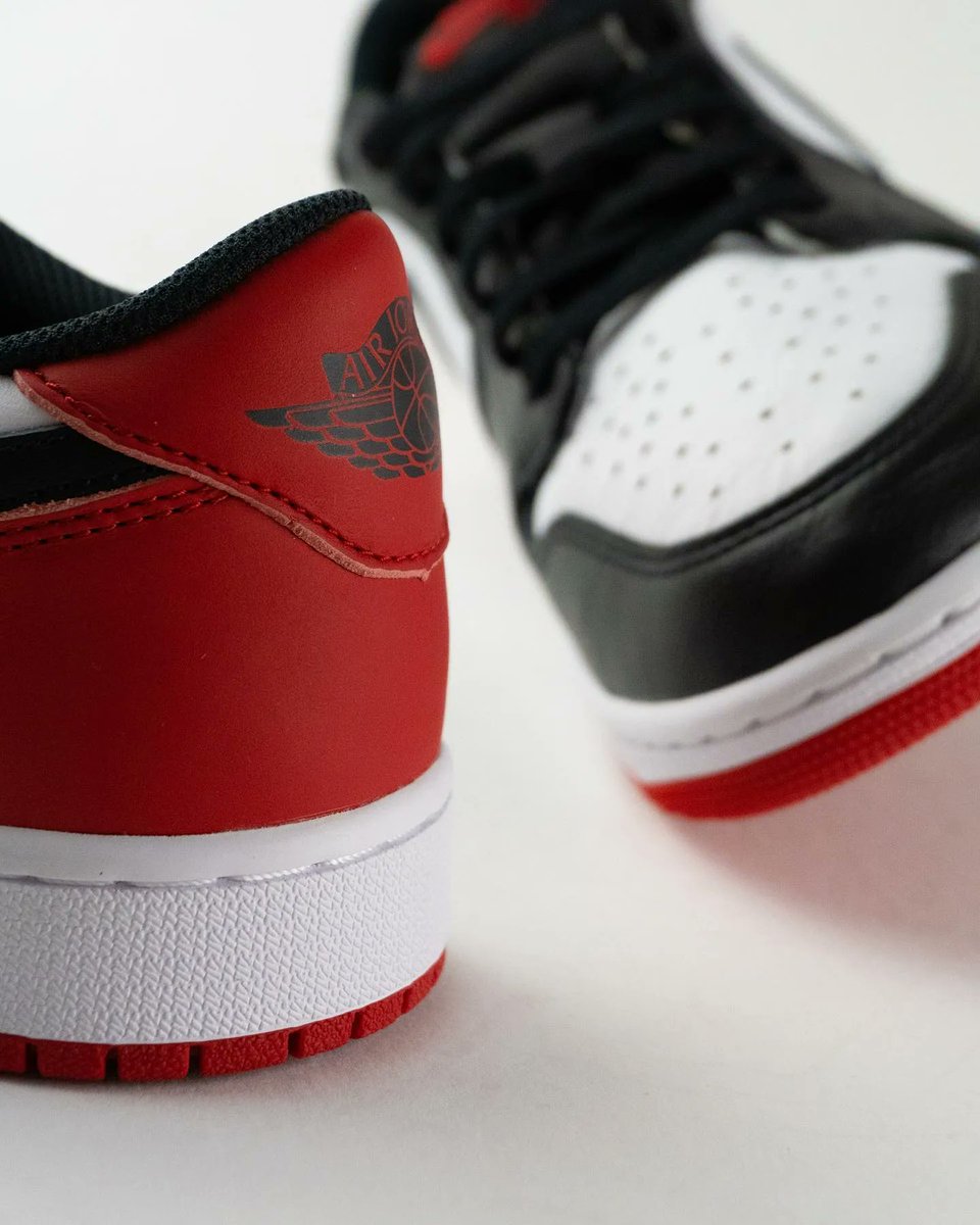 KicksFinder's tweet photo. CLOSER LOOK: Air Jordan 1 Retro Low OG "Black Toe" 🔴⚫️

📝 CZ0790-106 (MENS)
🗓️ July 28th
💰 $140 USD
📸 IG: sameoldsneakers https://t.co/soZPRXPzeE
