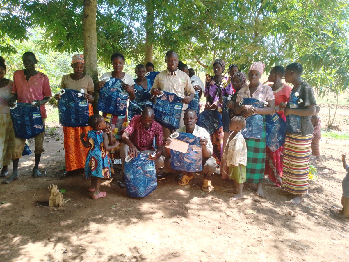 UnitedWidows's tweet photo. Community members of Bubago Village receiving #Sawa Bags which helps to kill germs in water using solar.
#EWB-Kansas Uni
@paceUganda 
@IgangaDistrict https://t.co/ioI0b8q5hK
