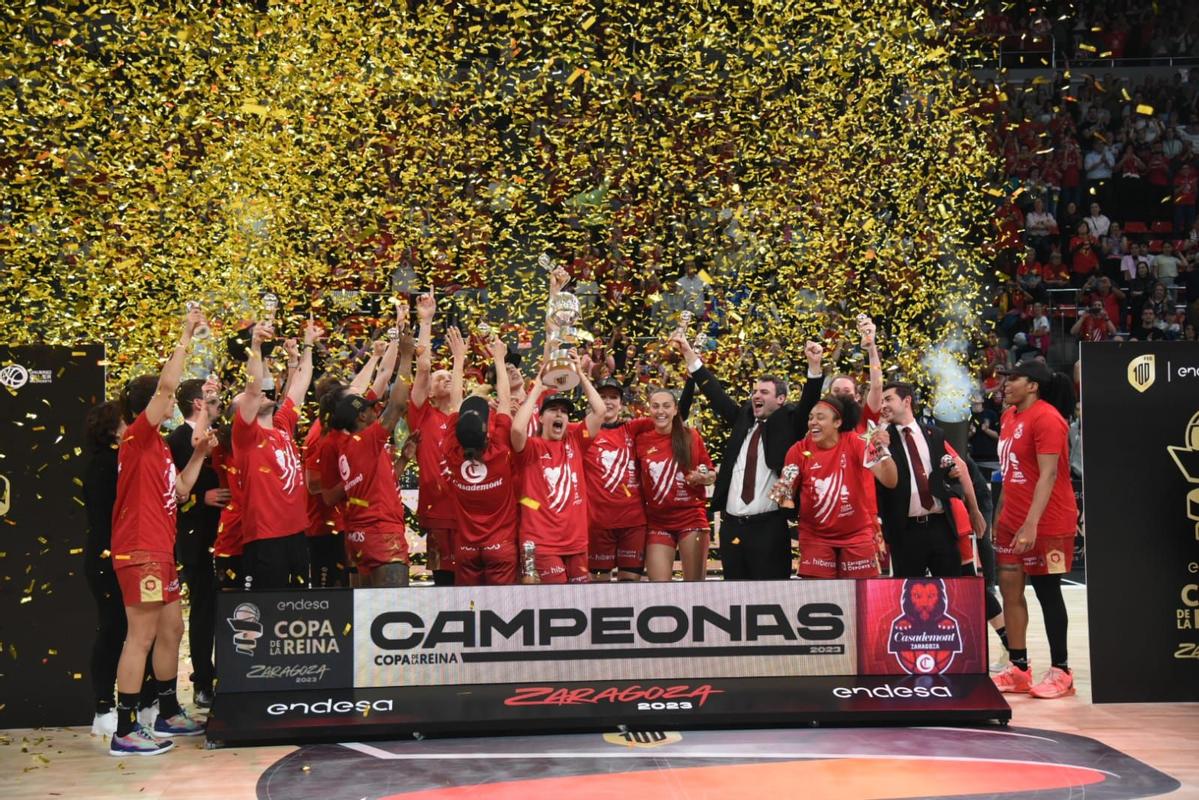 En las ligas  hay conjuntos, grupos de jugadores,equipos y EQUIPOS DE ALTO RENDIMIENTO. El <a href="/CasademontZGZ/">Casademont Zaragoza</a> femenino es de alto rendimiento. Máxima implicación, máxima de co-dependencia, co-responsabilidad y cooperación 1+1= 3. Gracias  y mil gracias. <a href="/carloscantero_9/">carlos cantero</a> <a href="/vegagimeno/">Vega Gimeno</a>