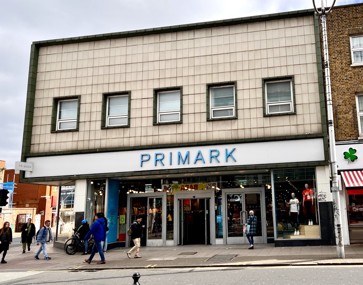 #ModernistMonday Spotted this little gem on a wander round Peckham Rye - it was designed for British Home Stores in late 1950s by architect George Coles who is much bettern known for his art deco cinemas for the Odeon chain @C20Society