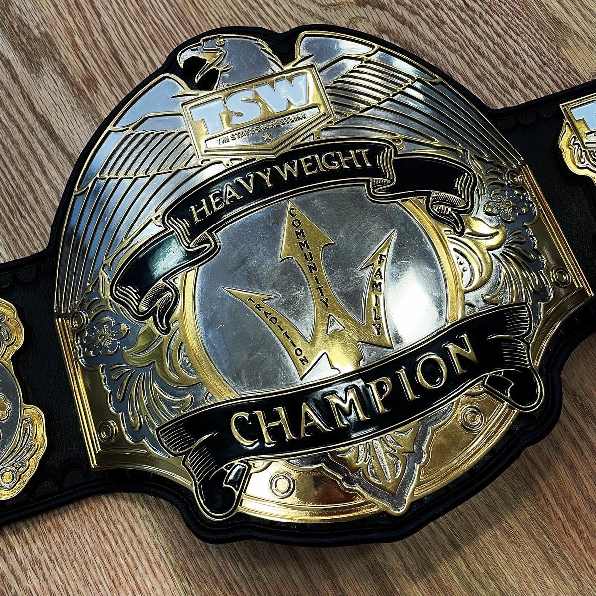 LukeLangleyMD's tweet image. Three matches in under 20 hours. Three brainbusters. Three victories. I am your @WrestlingTri champion.

(and based on the design, also the lord of the oceans)

#blackdiamond #killingmachine #smokinace #workhorse #tristateswrestling #champion #wrestling