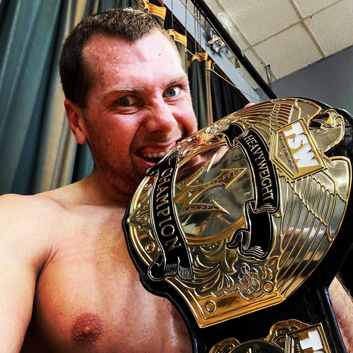 LukeLangleyMD's tweet image. Three matches in under 20 hours. Three brainbusters. Three victories. I am your @WrestlingTri champion.

(and based on the design, also the lord of the oceans)

#blackdiamond #killingmachine #smokinace #workhorse #tristateswrestling #champion #wrestling