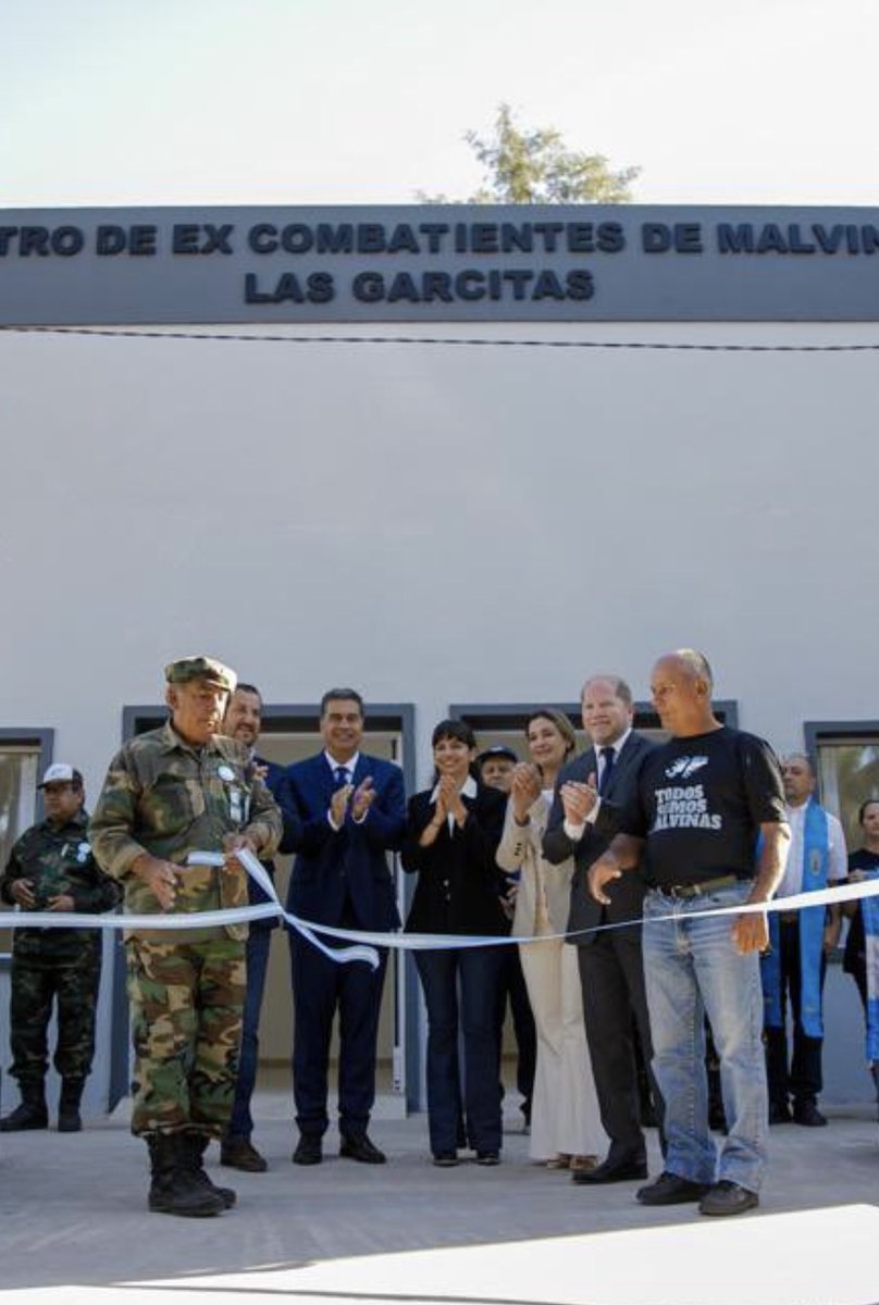 clpanzardi's tweet photo. #LasGarcitas inauguramos junto al Gobernador @jmcapitanich el Centro de Ex combatientes.
Además de funcionar como albergue, este espacio cuenta con un museo que contribuye a la generación de conciencia popular, social y colectiva respecto de lo que significa #Malvinas https://t.co/o6OOc5N1ej