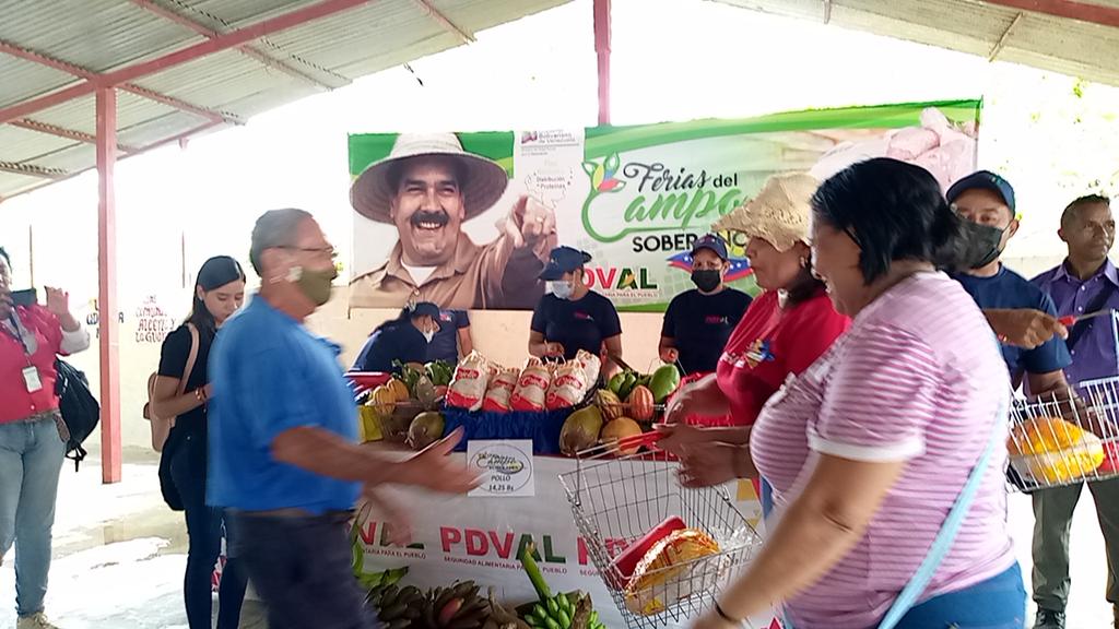 karinailarraza's tweet photo. Gracias a las Políticas Sociales emanadas del Pte. @NicolasMaduro, ferias del Campo Soberano llegó a la Comunidad de Qda de la Niña del Municipio Cajigal. Se atendió a más de 450 Familias. @dcabellor @GPintoVzla @terimarcarias33 @MinAlimenVen @PartidoPSUV
#DomingoDeRamos https://t.co/hD4zcSUrrr