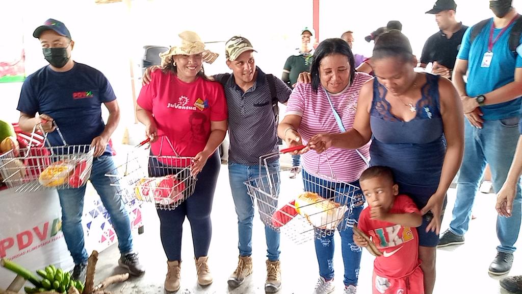 karinailarraza's tweet photo. Gracias a las Políticas Sociales emanadas del Pte. @NicolasMaduro, ferias del Campo Soberano llegó a la Comunidad de Qda de la Niña del Municipio Cajigal. Se atendió a más de 450 Familias. @dcabellor @GPintoVzla @terimarcarias33 @MinAlimenVen @PartidoPSUV
#DomingoDeRamos https://t.co/hD4zcSUrrr