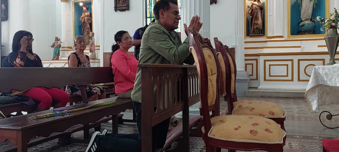 SucreGobierno's tweet photo. #LoDijo Oswaldo Orellana: "Me llena de alegría tener el día de hoy la visita del Gdor. @GPintoVzla, teníamos años sin recibir a las autoridades regionales en nuestro templo, compartiendo nuestras creencias. ¡Dios lo bendiga señor Gobernador!". 

@NicolasMaduro
#DomingoDeRamos https://t.co/dsCsgCwzN0